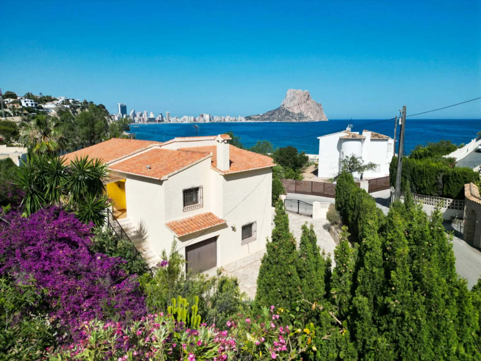 Calpe: Villa met een adembenemend zicht naar zee en Penon D'Ifach vlak aan Puerto Blanco