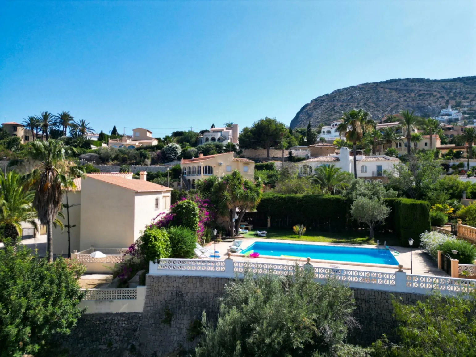 Calpe: Villa met een adembenemend zicht naar zee en Penon D'Ifach vlak aan Puerto Blanco