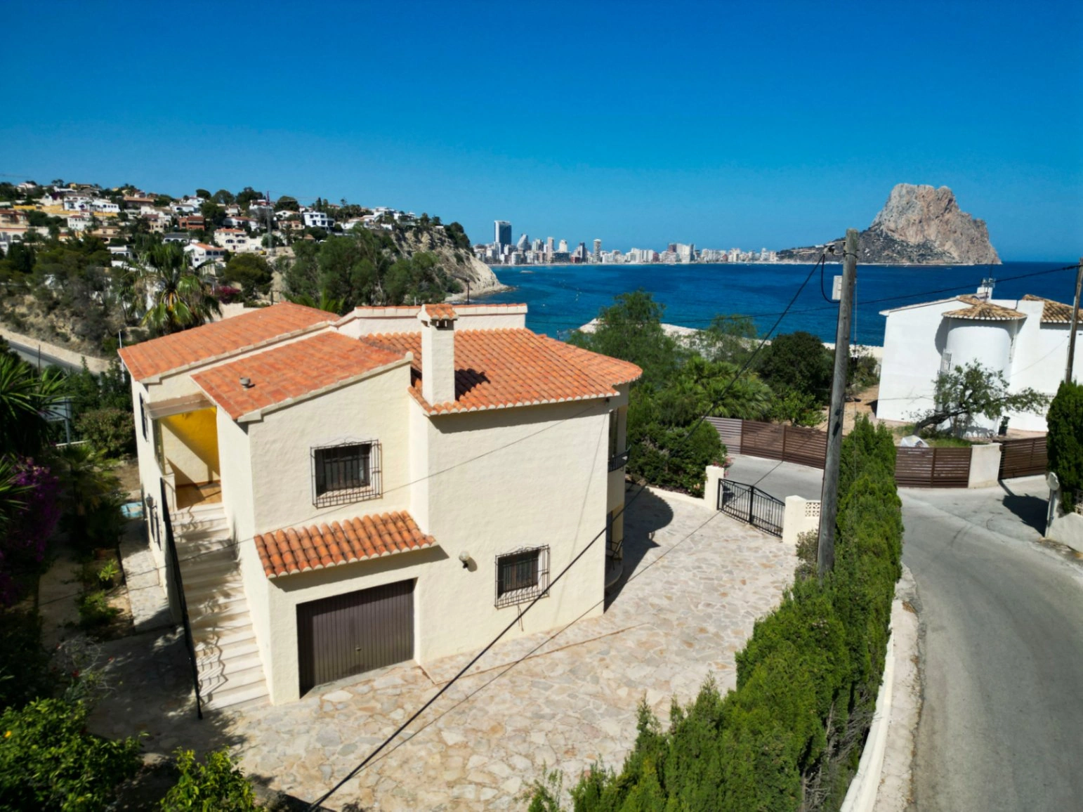 Calpe: Villa met een adembenemend zicht naar zee en Penon D'Ifach vlak aan Puerto Blanco