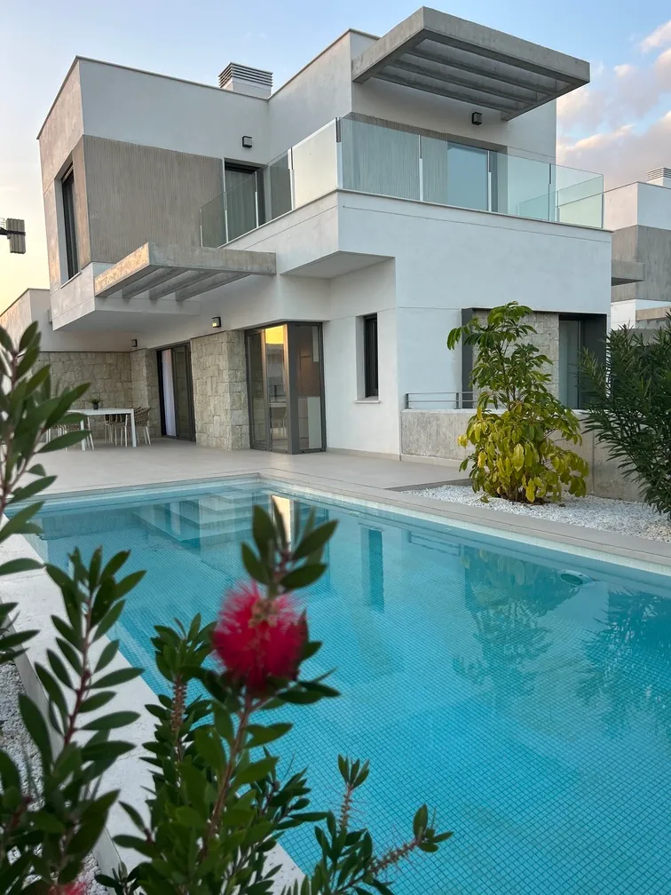 Finestrat: Uitzonderlijke villa gelegen tussen zee en bergen