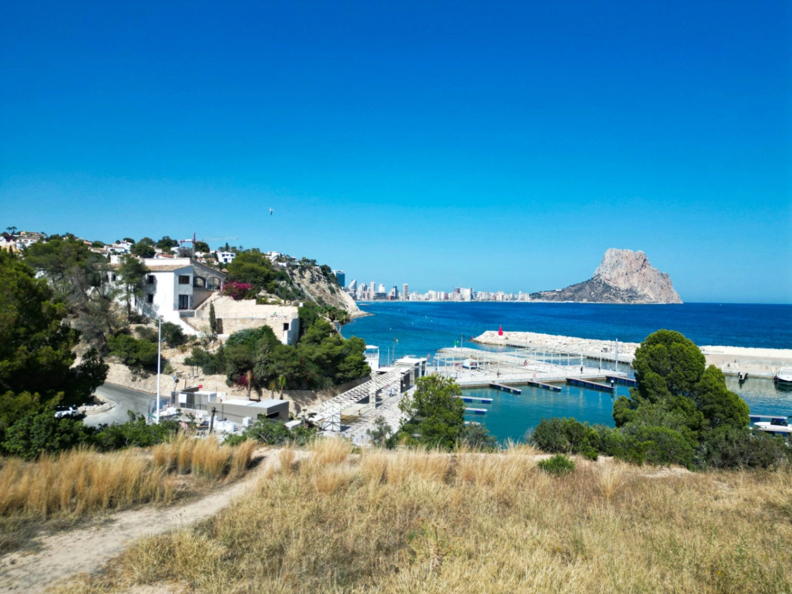 Calpe: Villa met een adembenemend zicht naar zee en Penon D'Ifach vlak aan Puerto Blanco