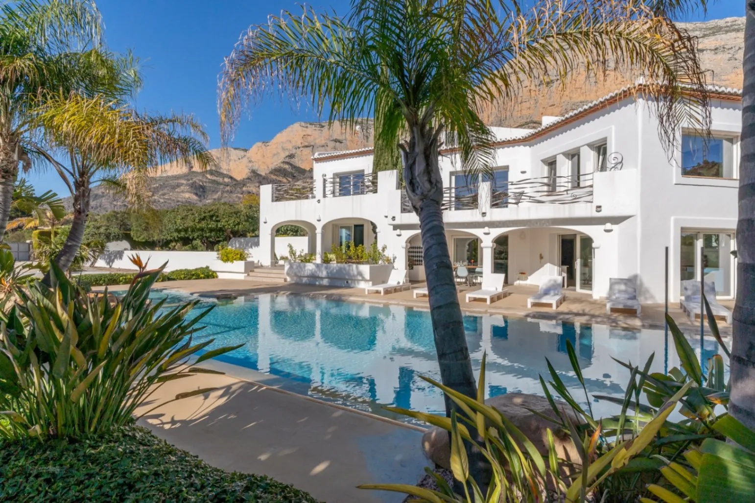 Prachtige villa in Ibiza-stijl met uitzicht op de tennisbaan en de Montgó in Javea