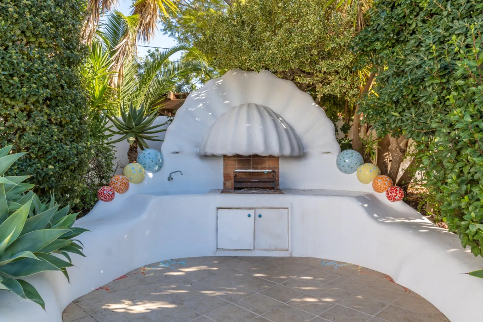 Prachtige villa in Ibiza-stijl met uitzicht op de tennisbaan en de Montgó in Javea