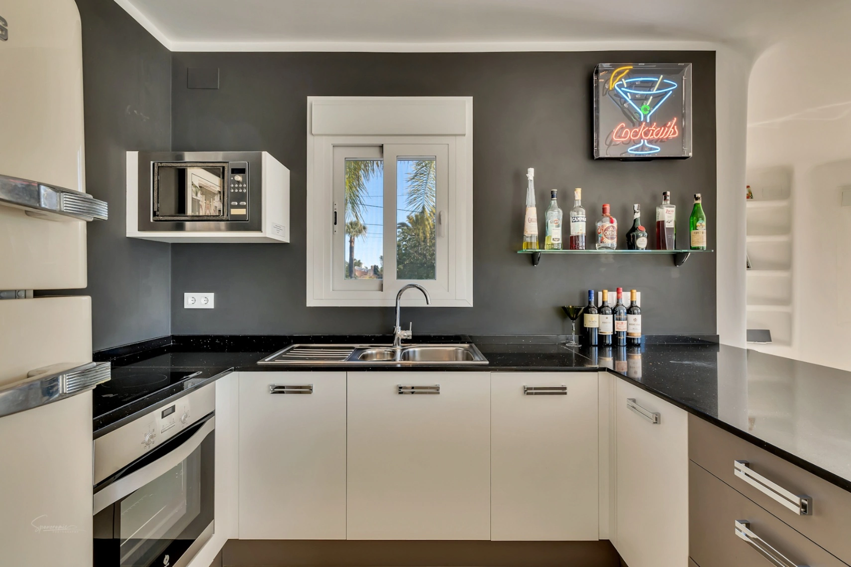 Prachtige villa in Ibiza-stijl met uitzicht op de tennisbaan en de Montgó in Javea