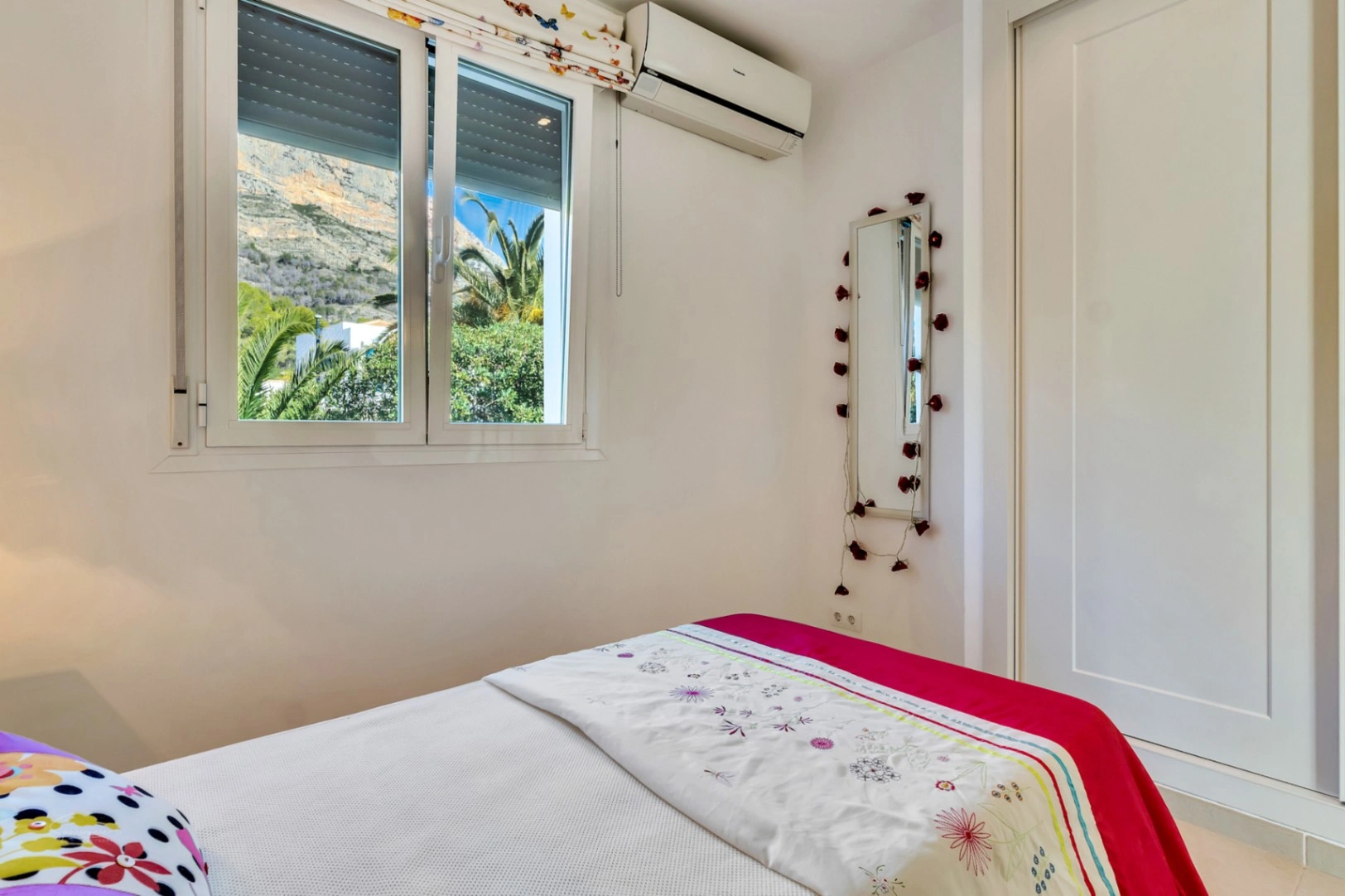Prachtige villa in Ibiza-stijl met uitzicht op de tennisbaan en de Montgó in Javea