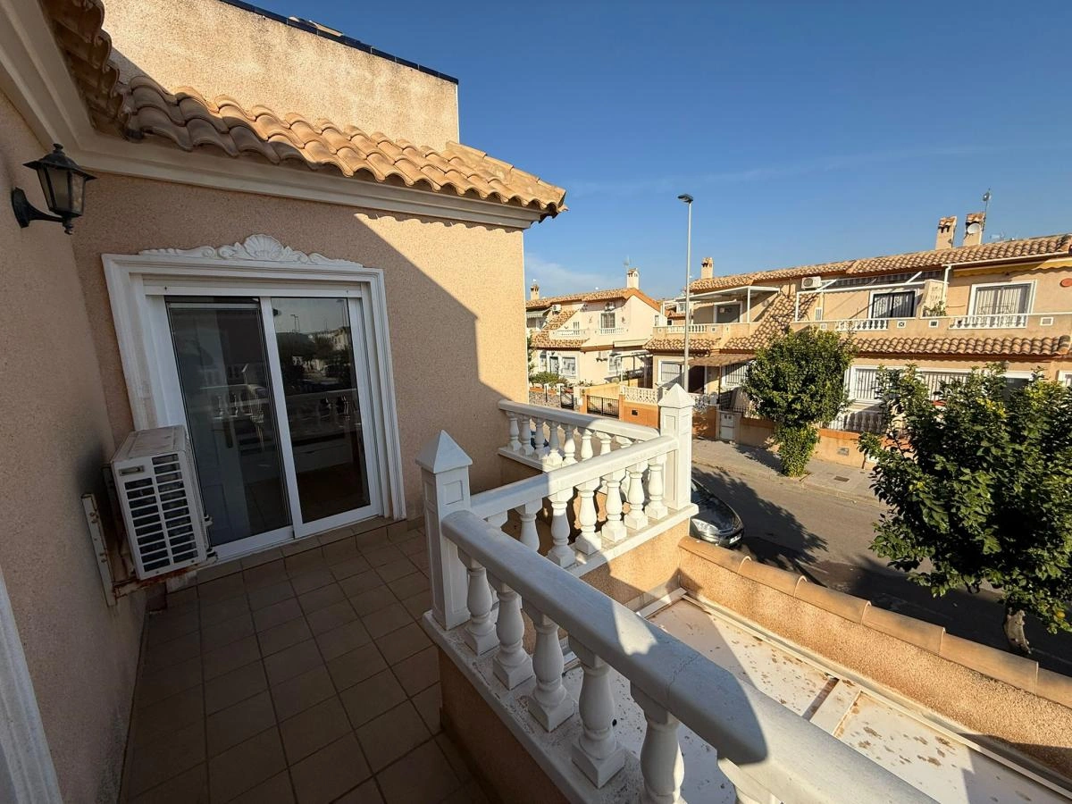 Semi-detached Villa te verkoop in Torre De La Horadada