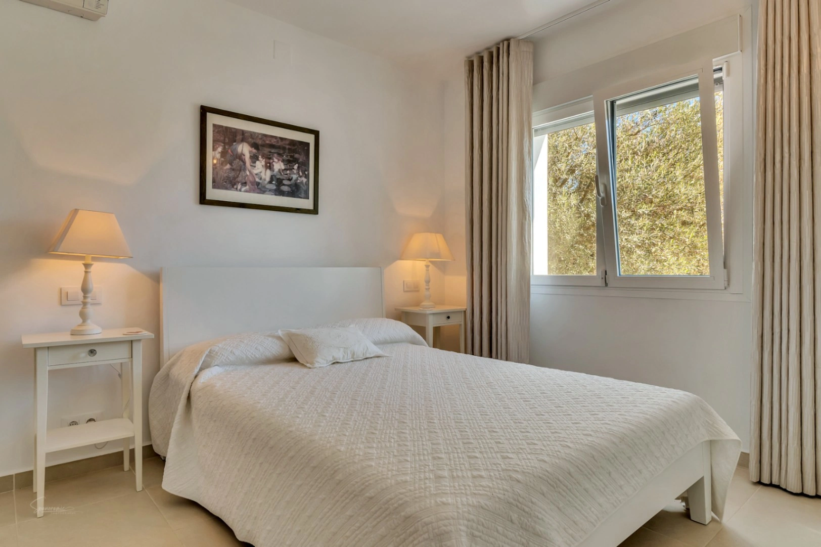 Prachtige villa in Ibiza-stijl met uitzicht op de tennisbaan en de Montgó in Javea