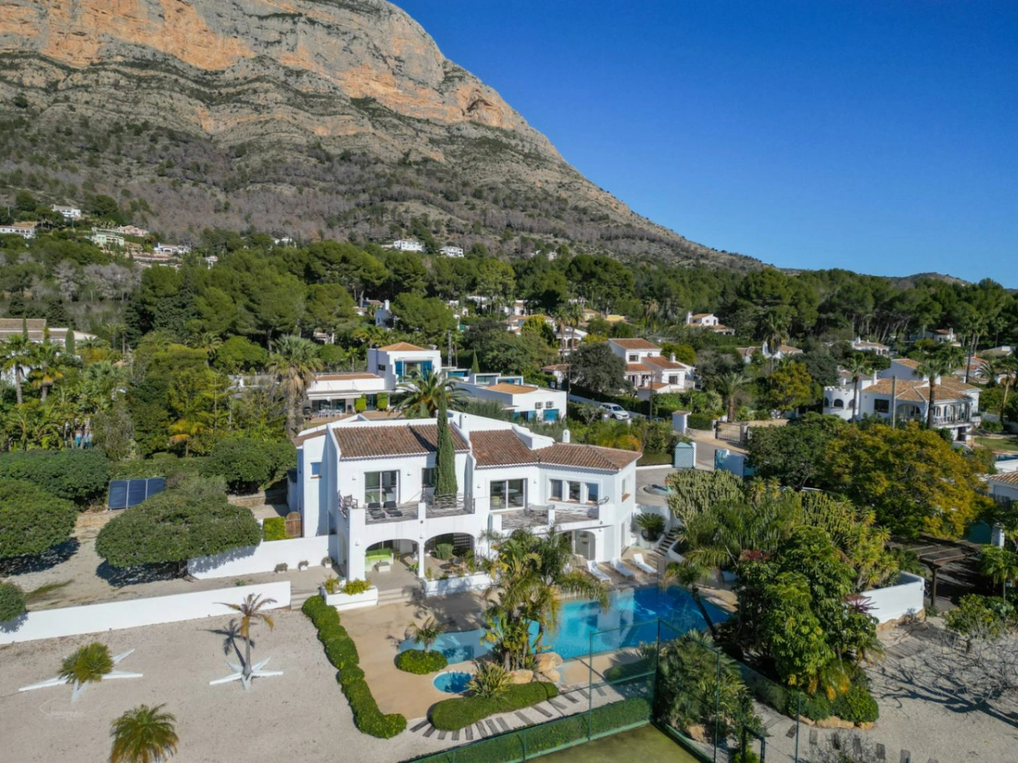 Prachtige villa in Ibiza-stijl met uitzicht op de tennisbaan en de Montgó in Javea