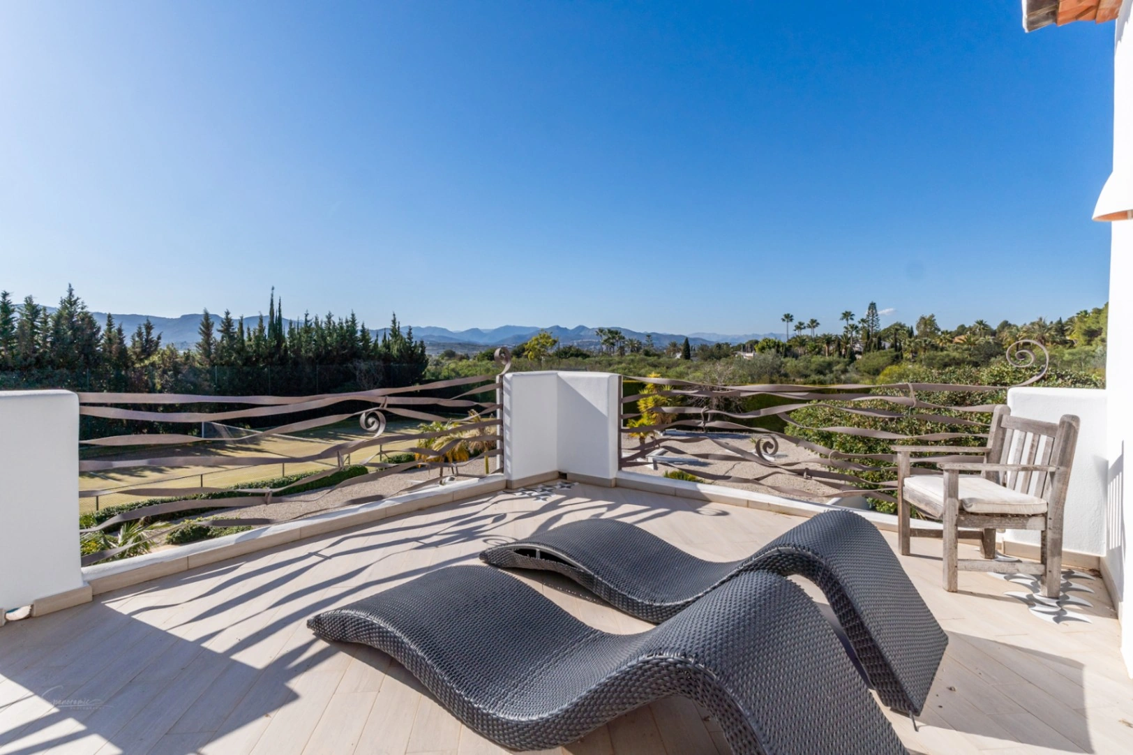 Prachtige villa in Ibiza-stijl met uitzicht op de tennisbaan en de Montgó in Javea