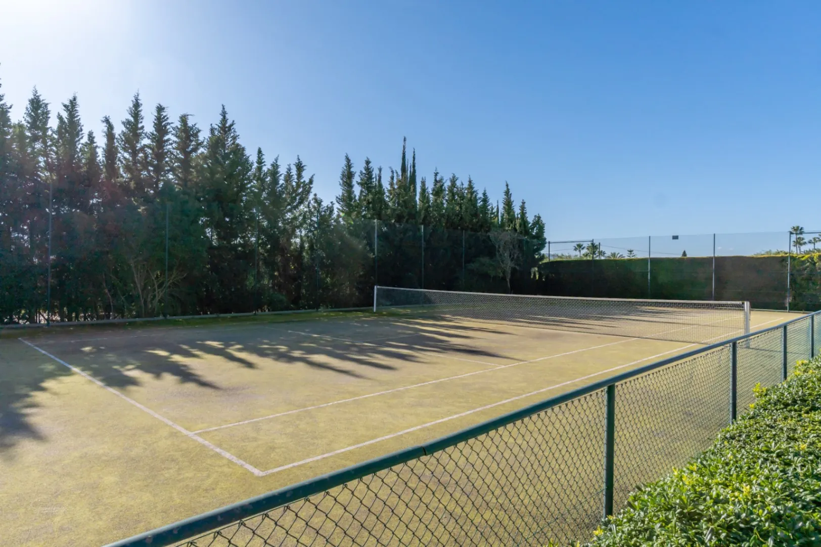 Prachtige villa in Ibiza-stijl met uitzicht op de tennisbaan en de Montgó in Javea