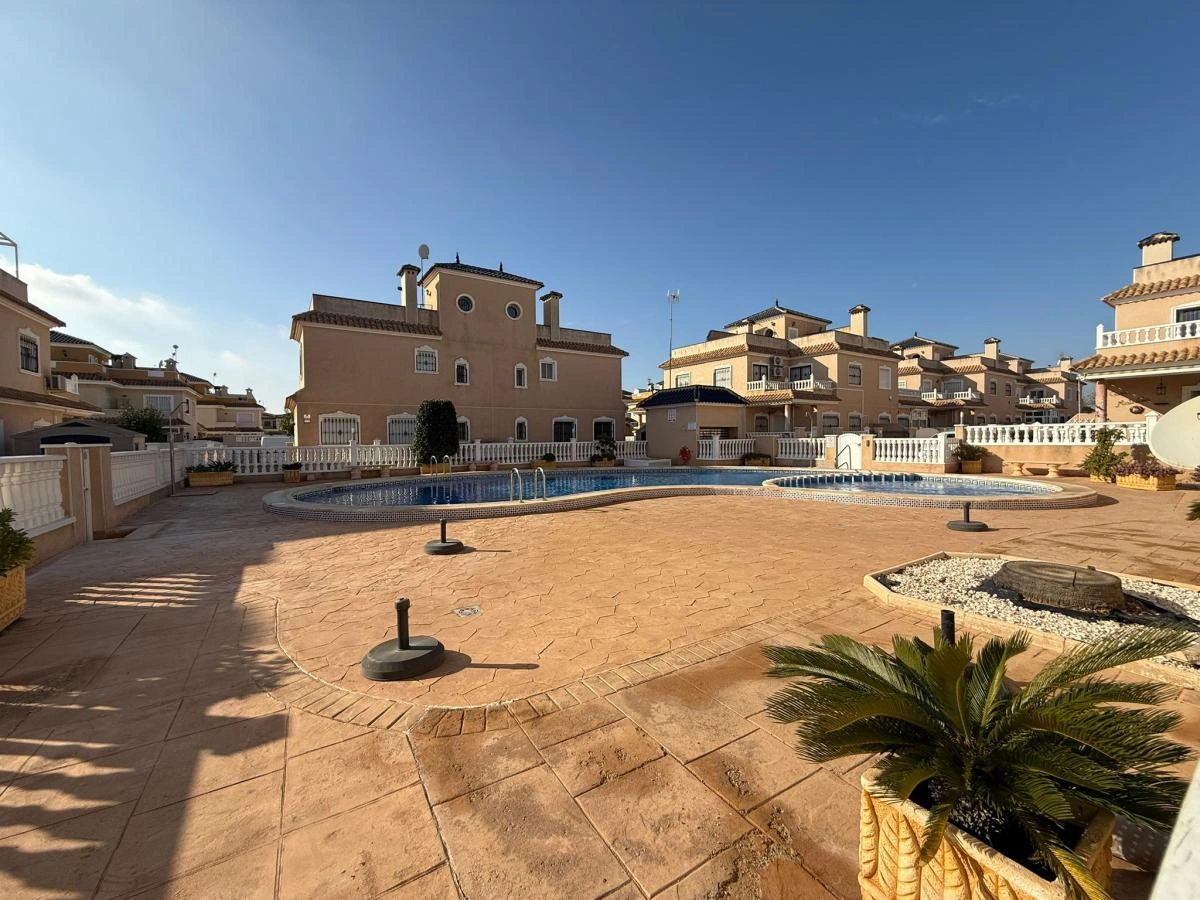 Semi-detached Villa te verkoop in Torre De La Horadada