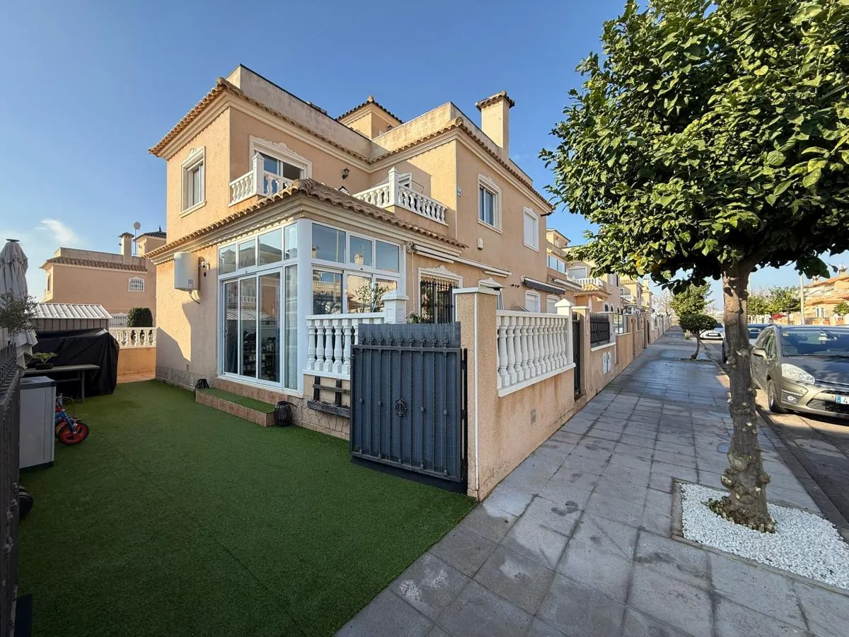 Semi-detached Villa te verkoop in Torre De La Horadada