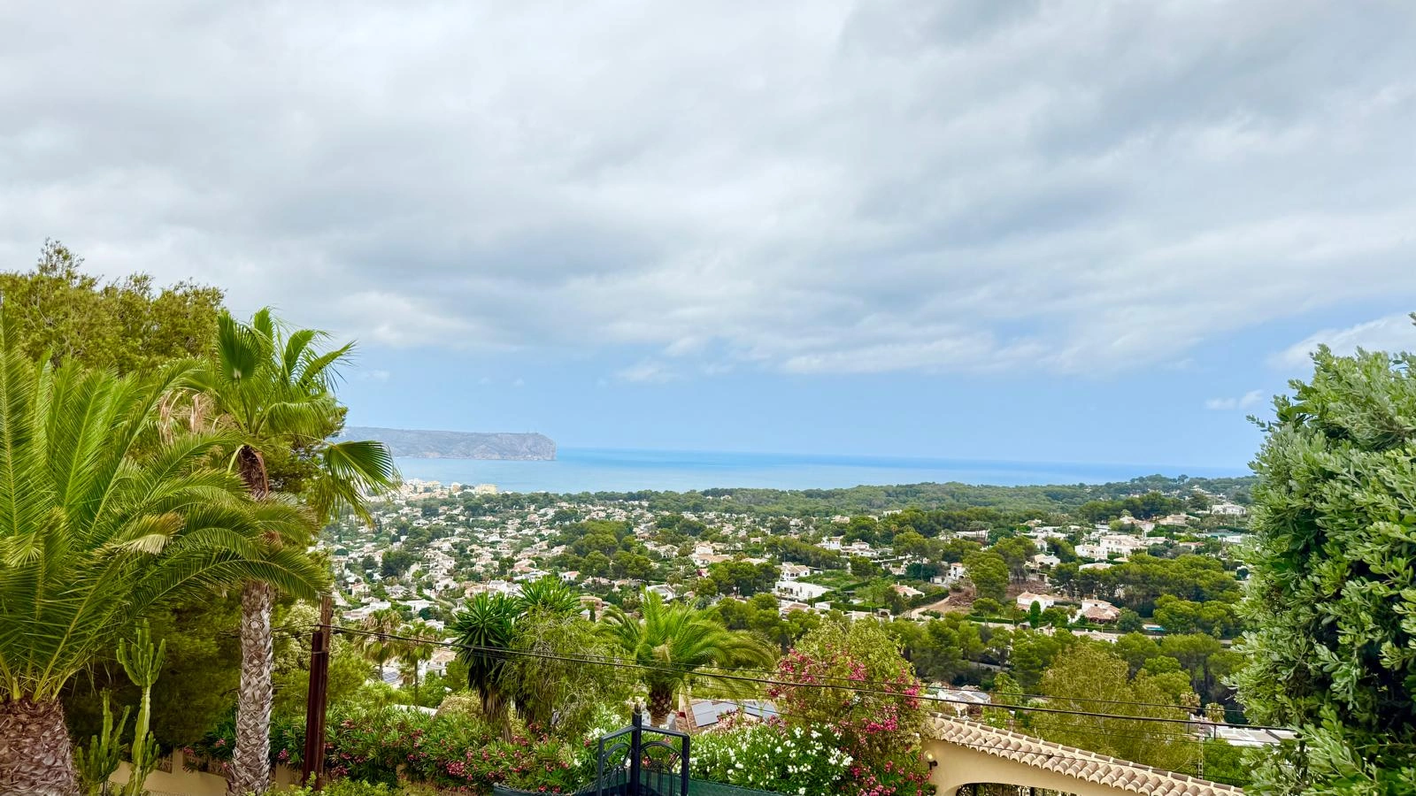 Charmante villa in Ibicenca-stijl met panoramisch zeezicht in Jávea