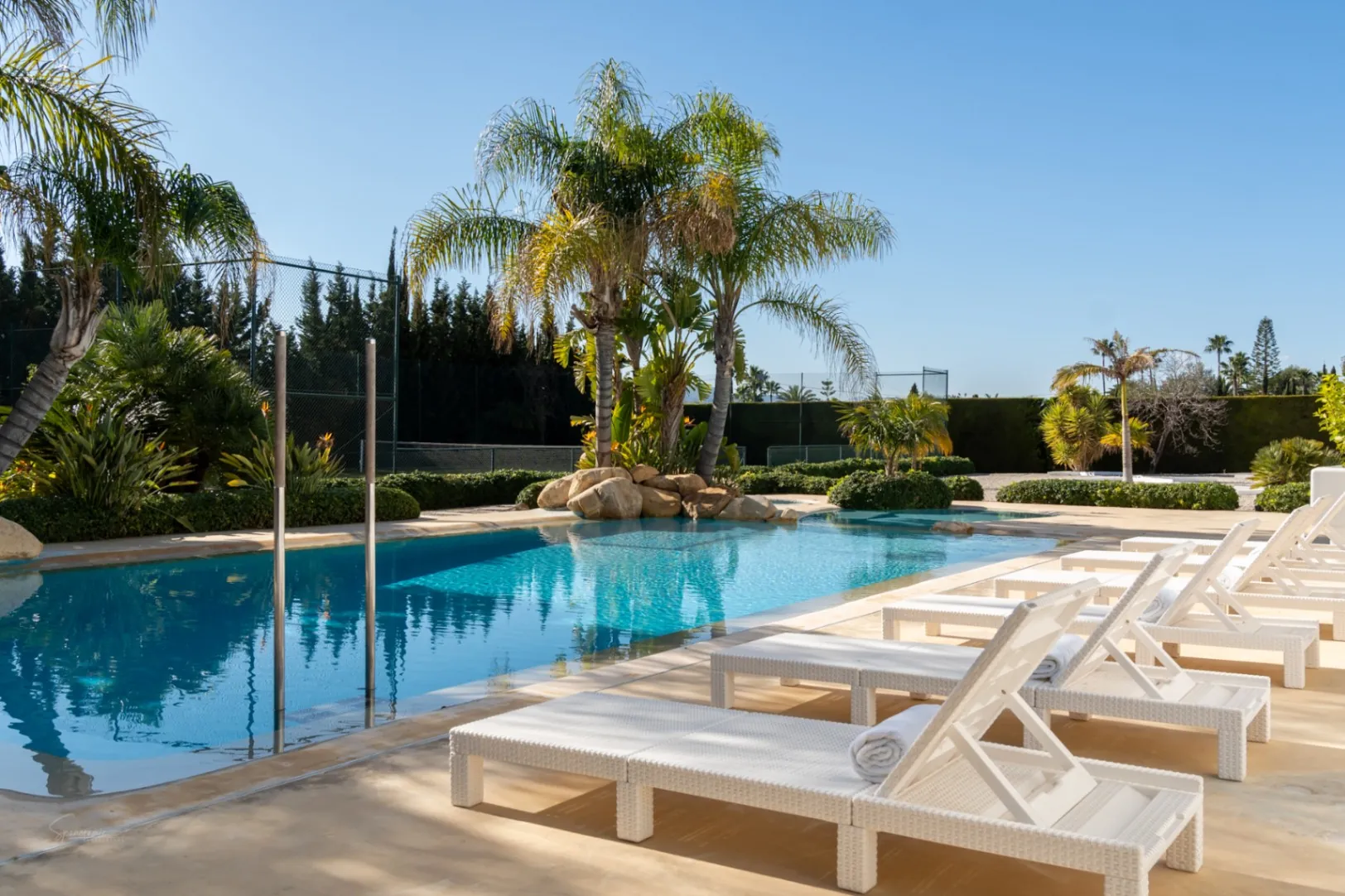 Prachtige villa in Ibiza-stijl met uitzicht op de tennisbaan en de Montgó in Javea
