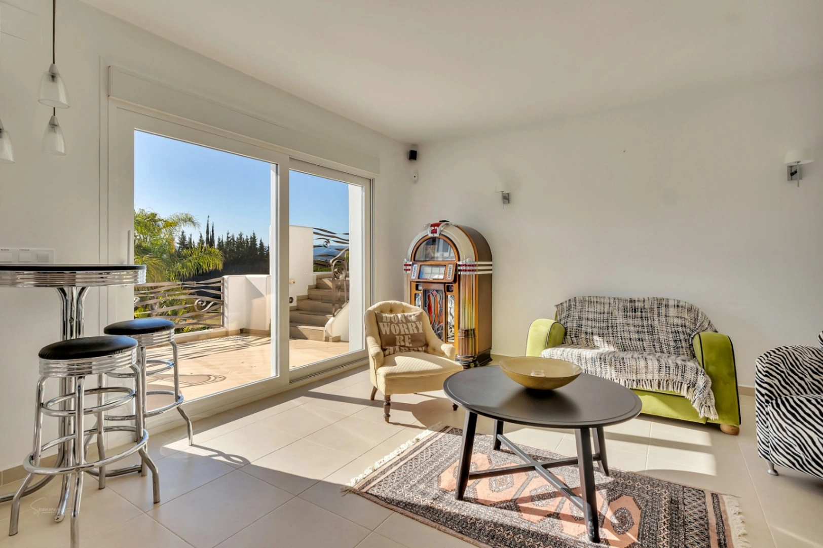 Prachtige villa in Ibiza-stijl met uitzicht op de tennisbaan en de Montgó in Javea