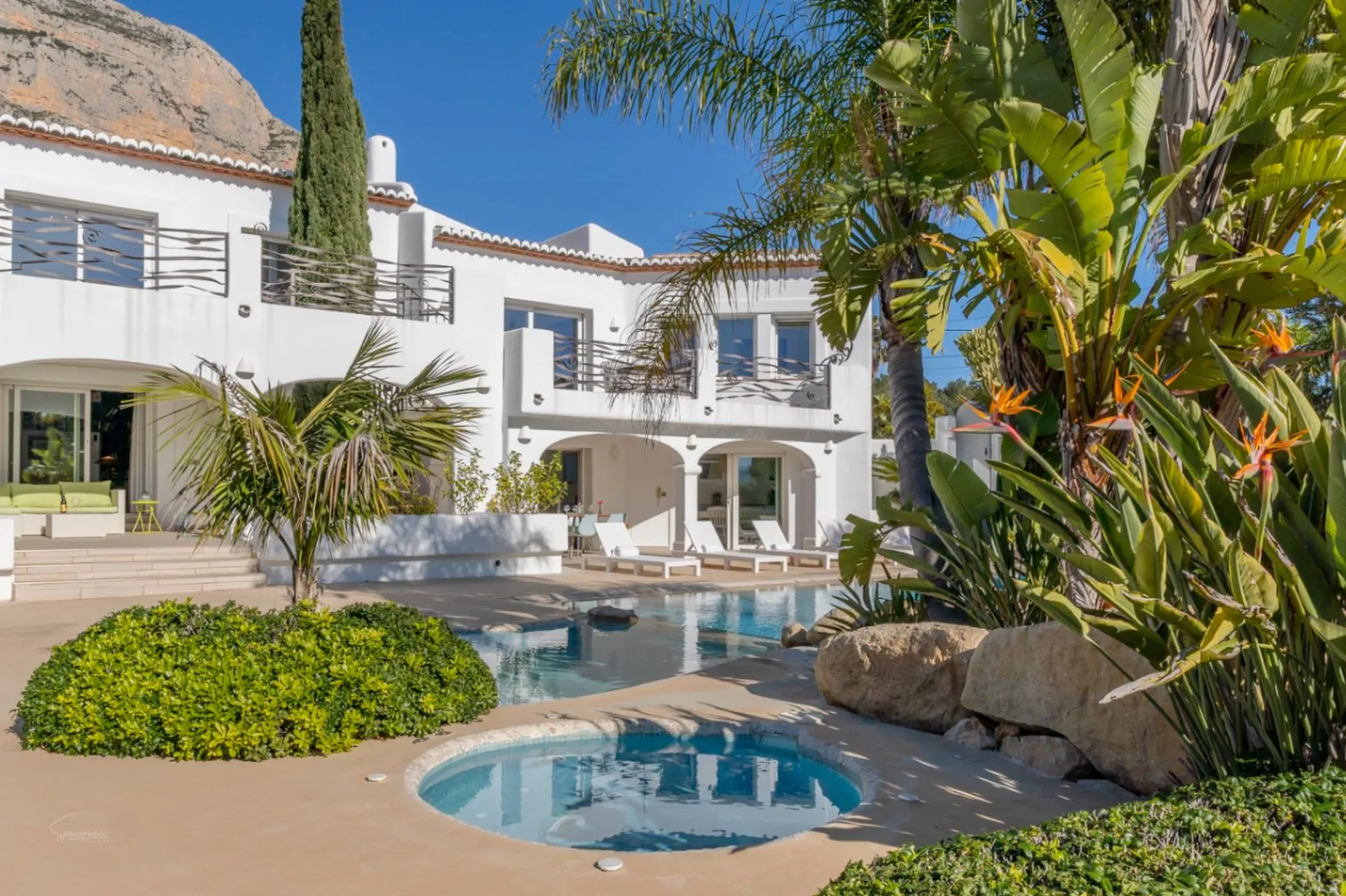 Prachtige villa in Ibiza-stijl met uitzicht op de tennisbaan en de Montgó in Javea