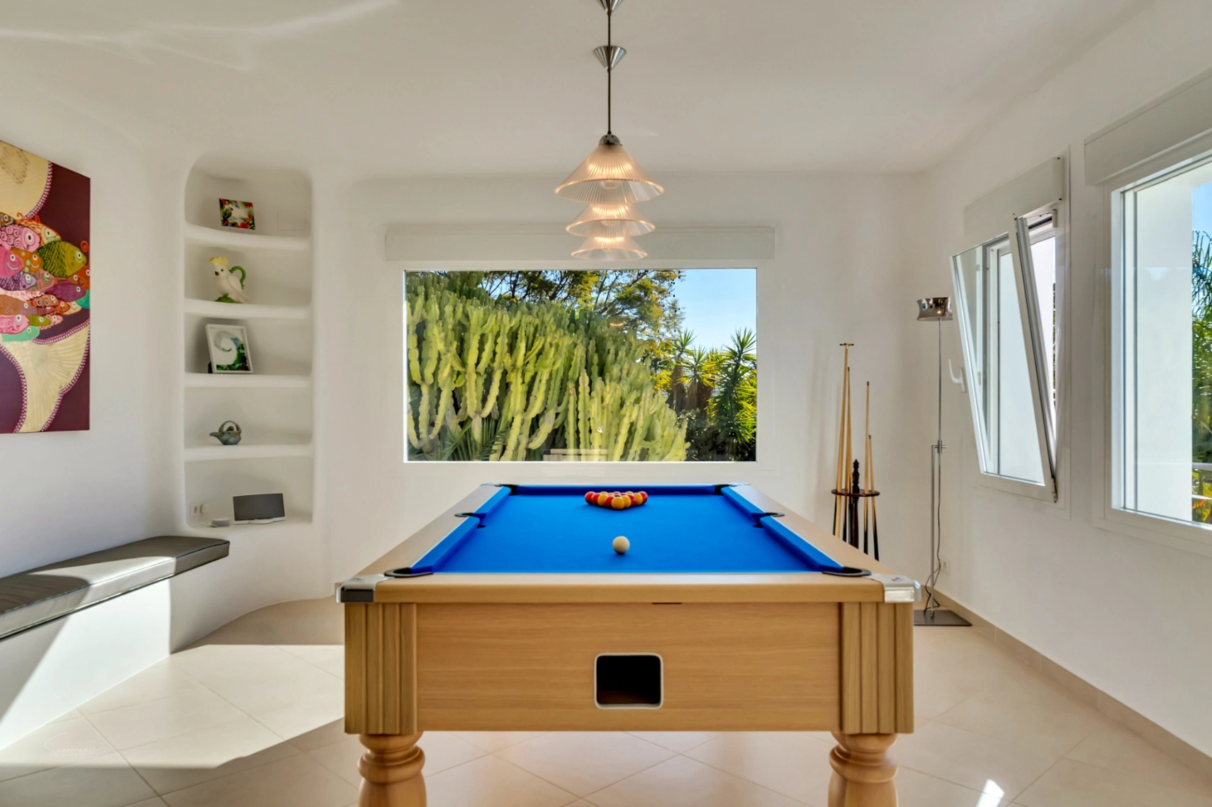 Prachtige villa in Ibiza-stijl met uitzicht op de tennisbaan en de Montgó in Javea