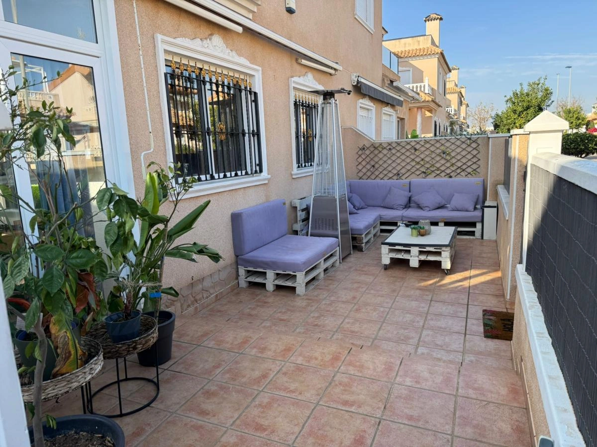 Semi-detached Villa te verkoop in Torre De La Horadada