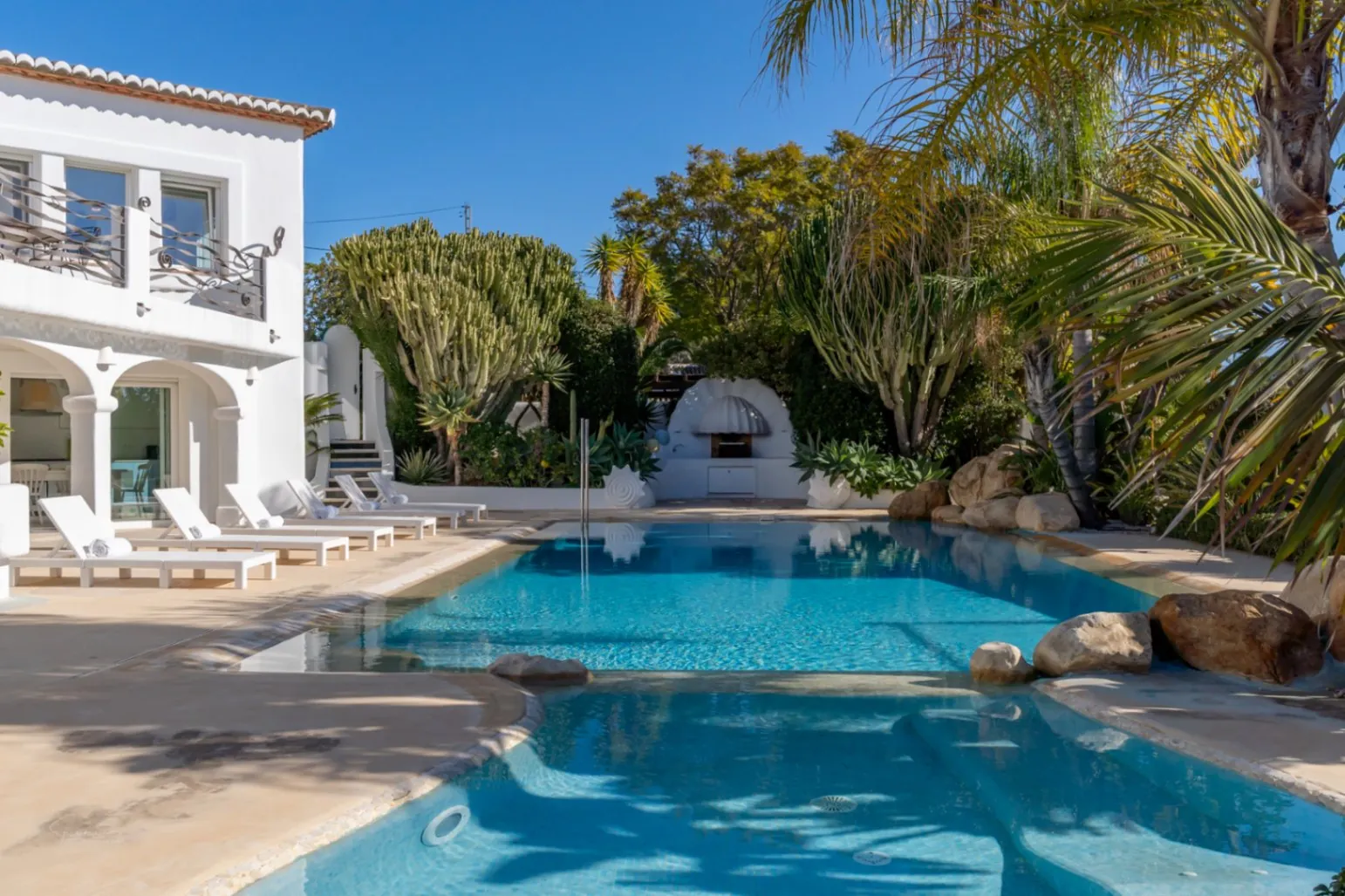Prachtige villa in Ibiza-stijl met uitzicht op de tennisbaan en de Montgó in Javea
