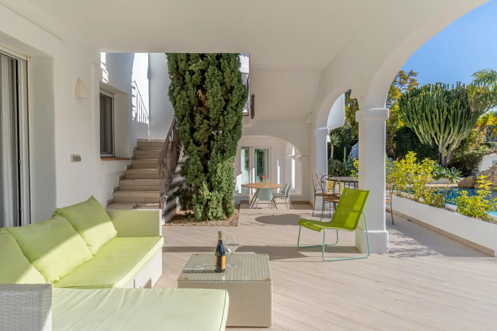 Prachtige villa in Ibiza-stijl met uitzicht op de tennisbaan en de Montgó in Javea