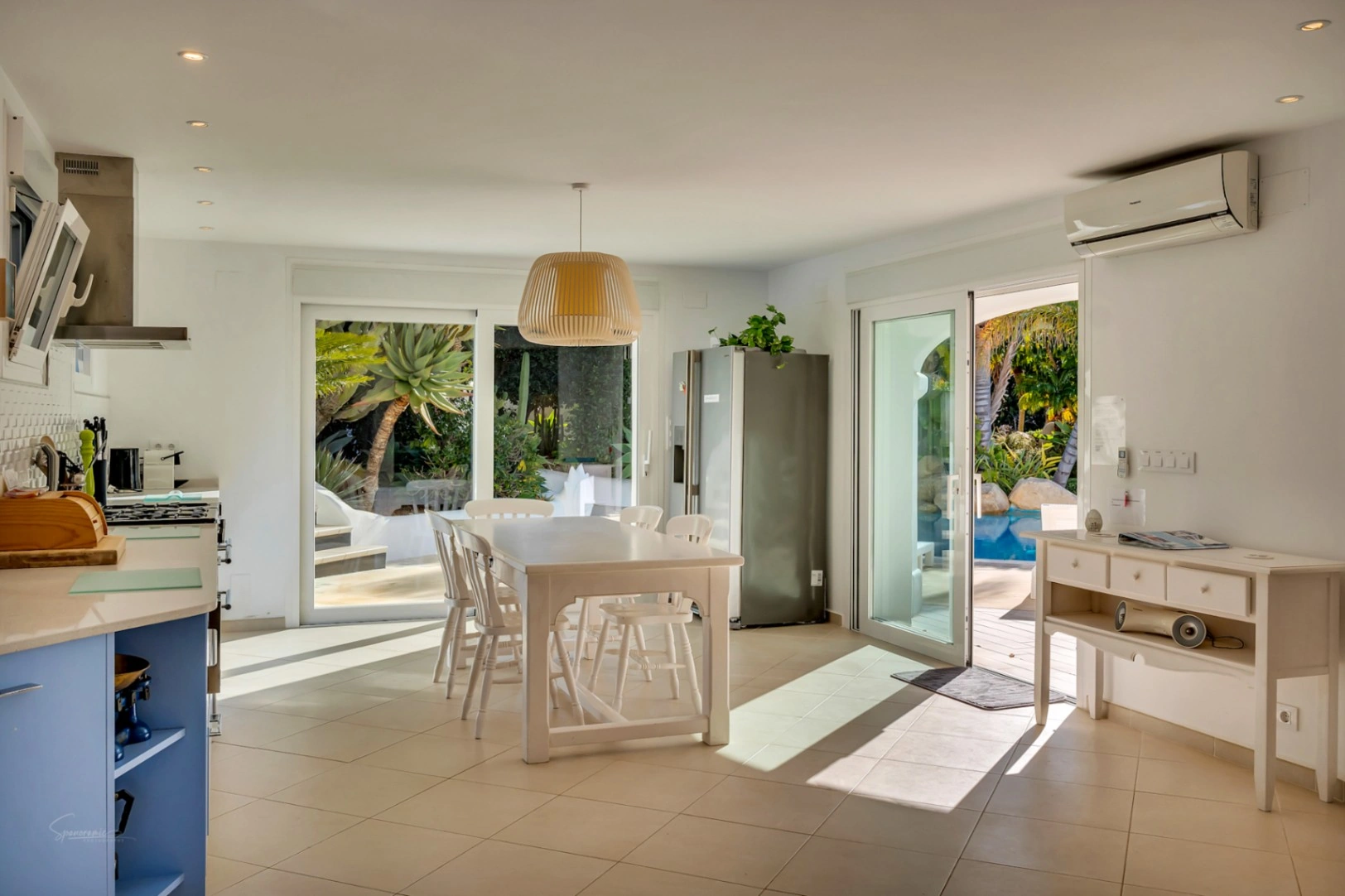 Prachtige villa in Ibiza-stijl met uitzicht op de tennisbaan en de Montgó in Javea