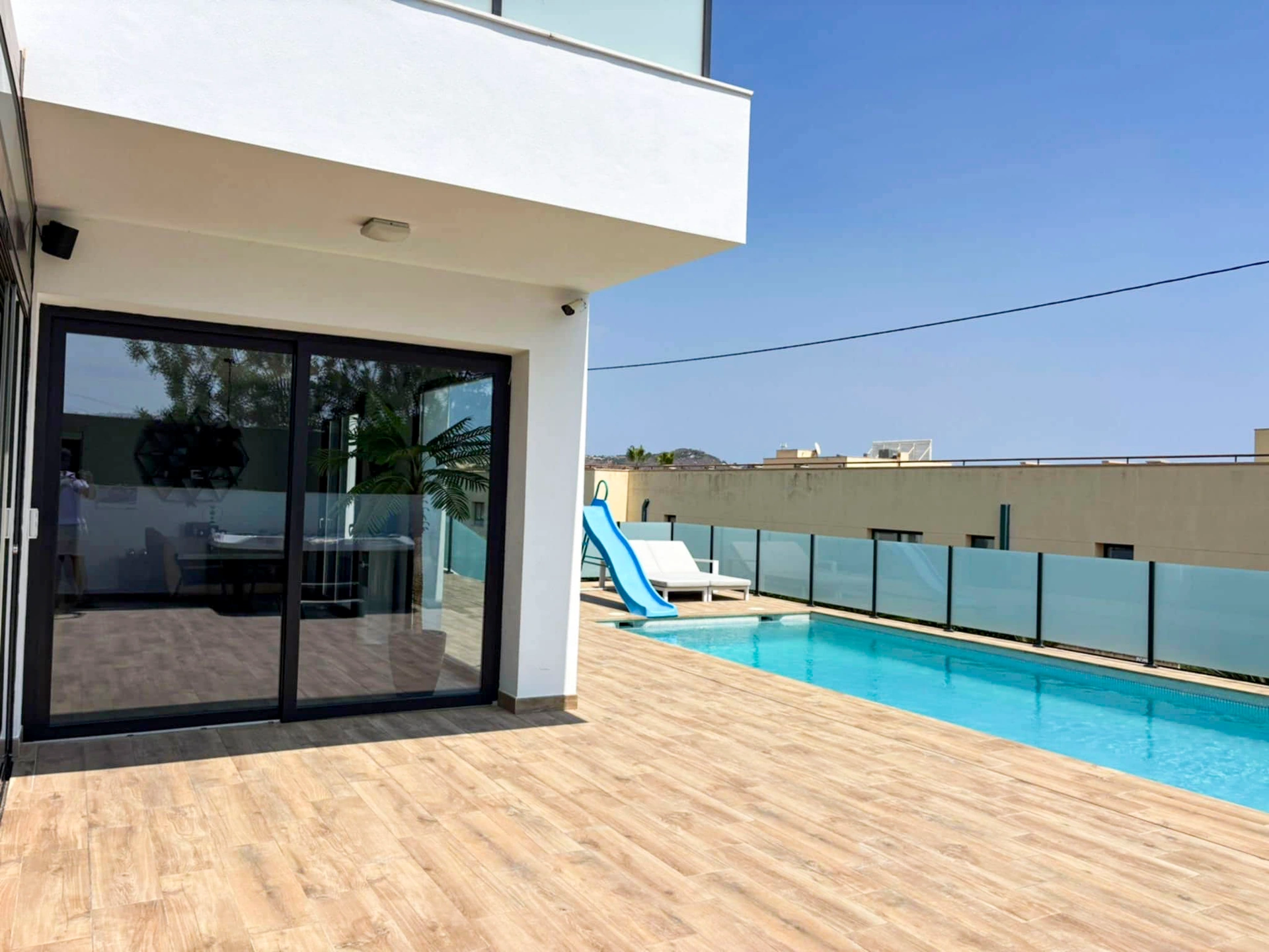 Calpe: Moderne villa met gastenverblijf — volledig gemeubileerd en instapklaar