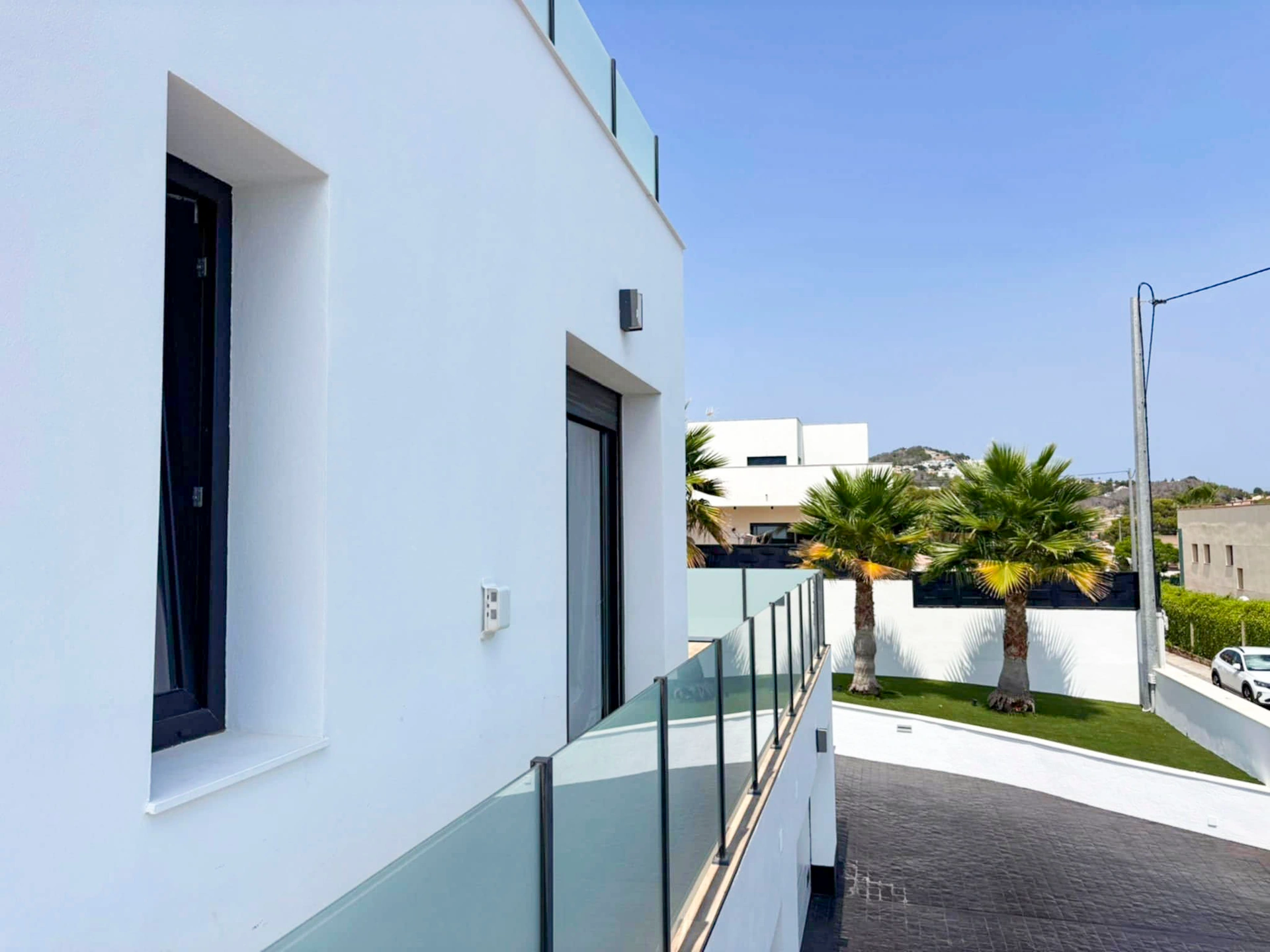 Calpe: Moderne villa met gastenverblijf — volledig gemeubileerd en instapklaar