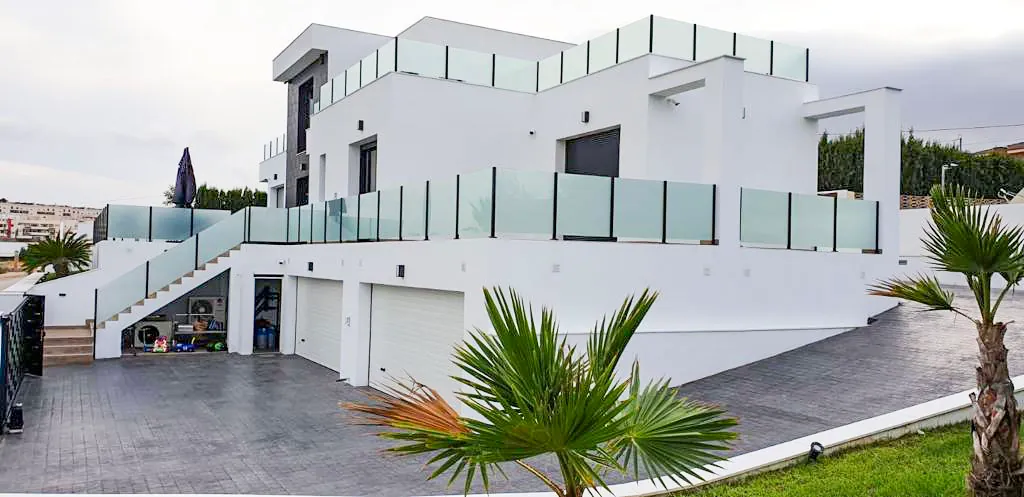 Calpe: Moderne villa met gastenverblijf — volledig gemeubileerd en instapklaar