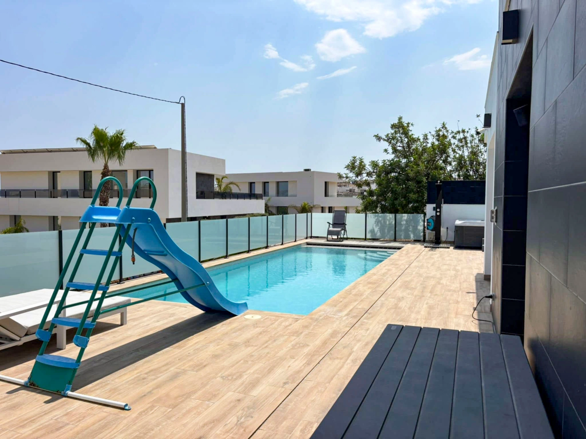 Calpe: Moderne villa met gastenverblijf — volledig gemeubileerd en instapklaar