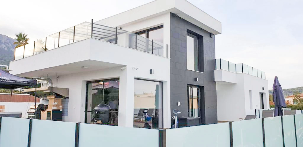 Calpe: Moderne villa met gastenverblijf — volledig gemeubileerd en instapklaar