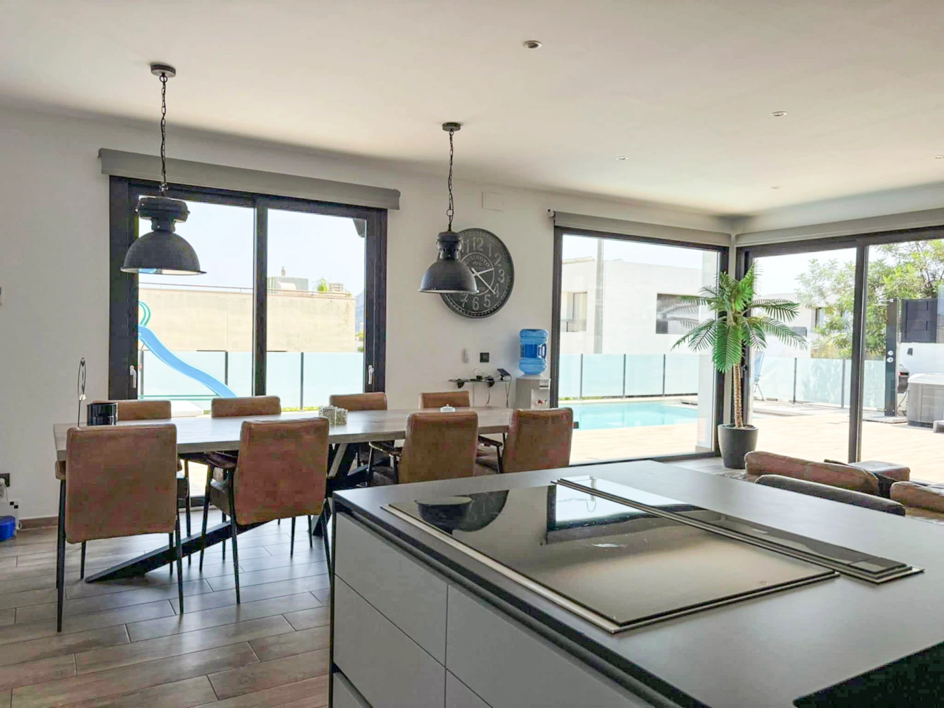 Calpe: Moderne villa met gastenverblijf — volledig gemeubileerd en instapklaar
