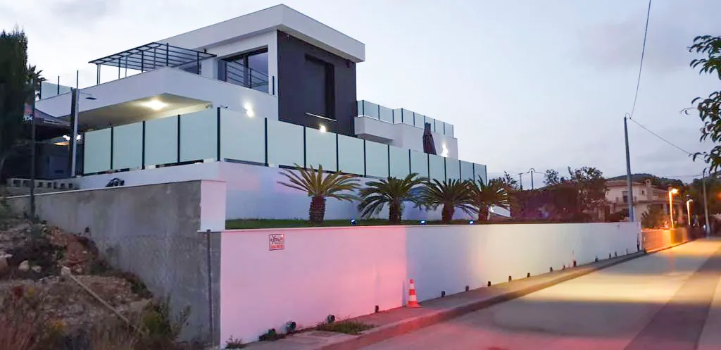 Calpe: Moderne villa met gastenverblijf — volledig gemeubileerd en instapklaar