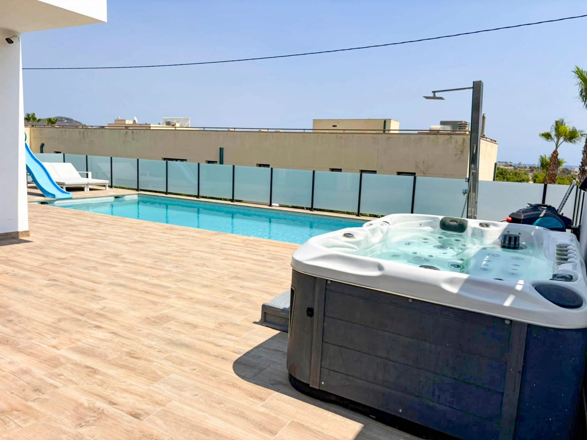 Calpe: Moderne villa met gastenverblijf — volledig gemeubileerd en instapklaar