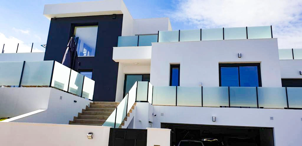 Calpe: Moderne villa met gastenverblijf — volledig gemeubileerd en instapklaar