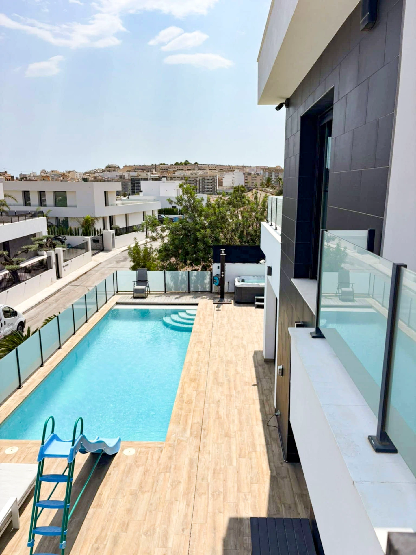 Calpe: Moderne villa met gastenverblijf — volledig gemeubileerd en instapklaar