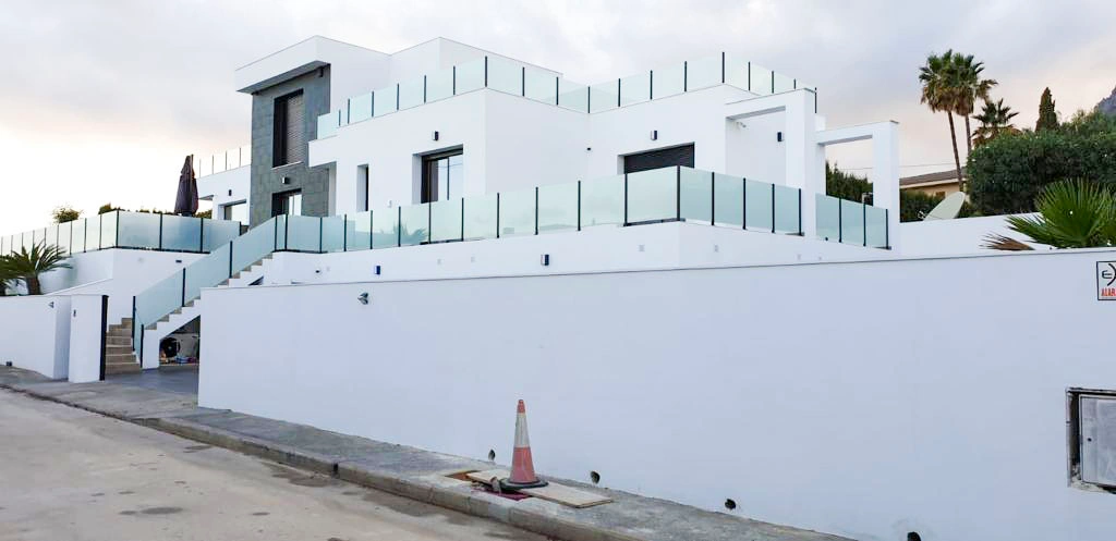 Calpe: Moderne villa met gastenverblijf — volledig gemeubileerd en instapklaar