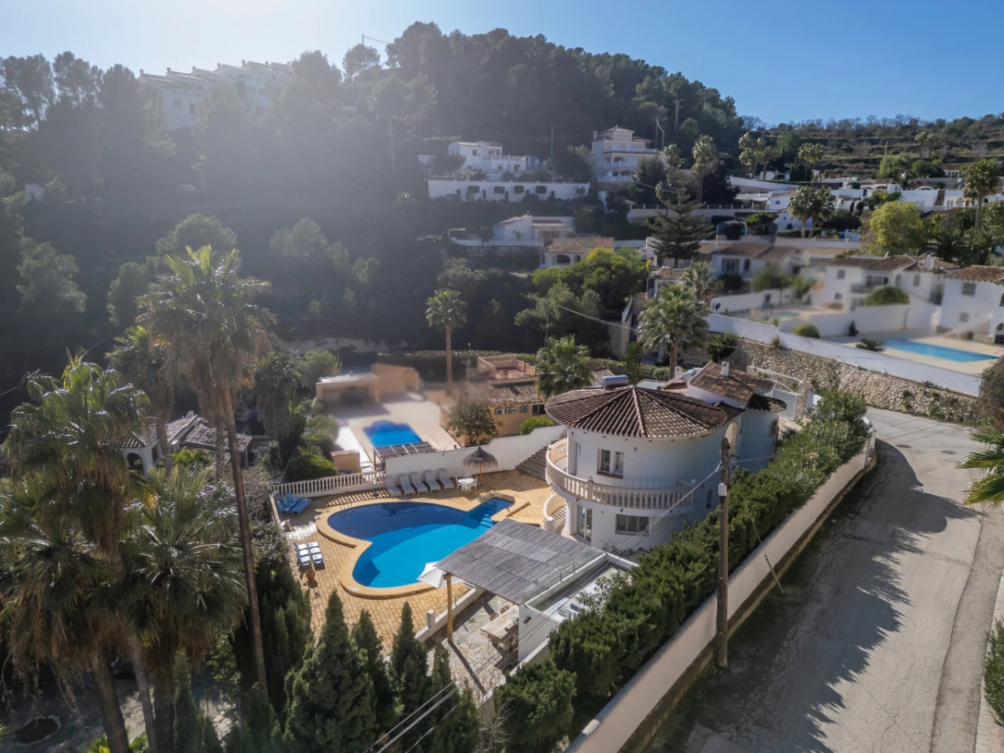 Prachtige, ruime villa met zeezicht te koop in Benimeit, Moraira