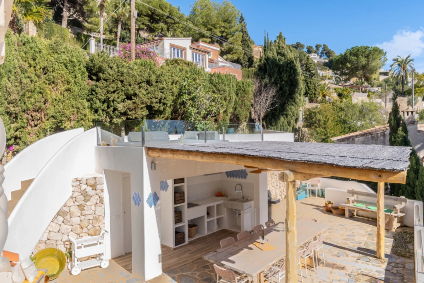 Prachtige, ruime villa met zeezicht te koop in Benimeit, Moraira