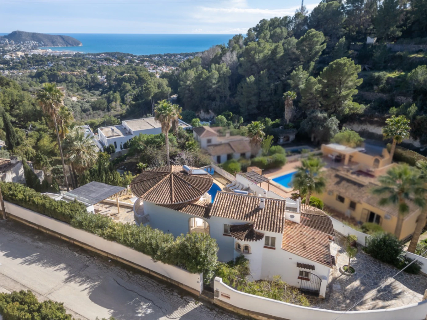 Prachtige, ruime villa met zeezicht te koop in Benimeit, Moraira