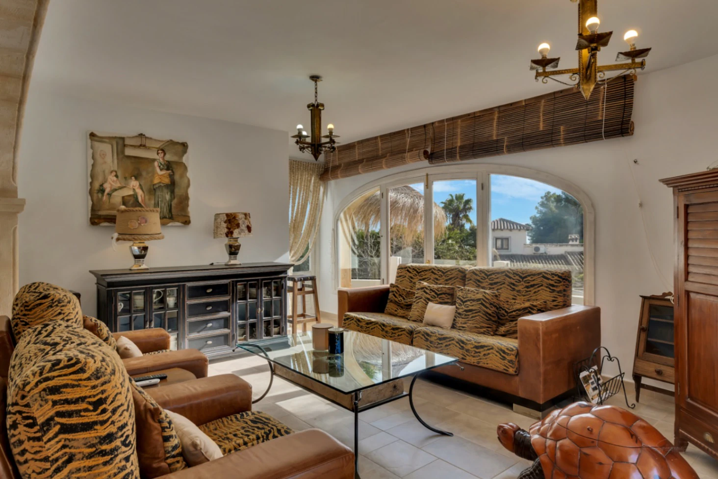 Prachtige, ruime villa met zeezicht te koop in Benimeit, Moraira
