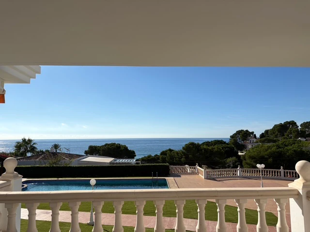 Eerste lijn appartement met zeezicht te koop in Platgetes, Moraira
