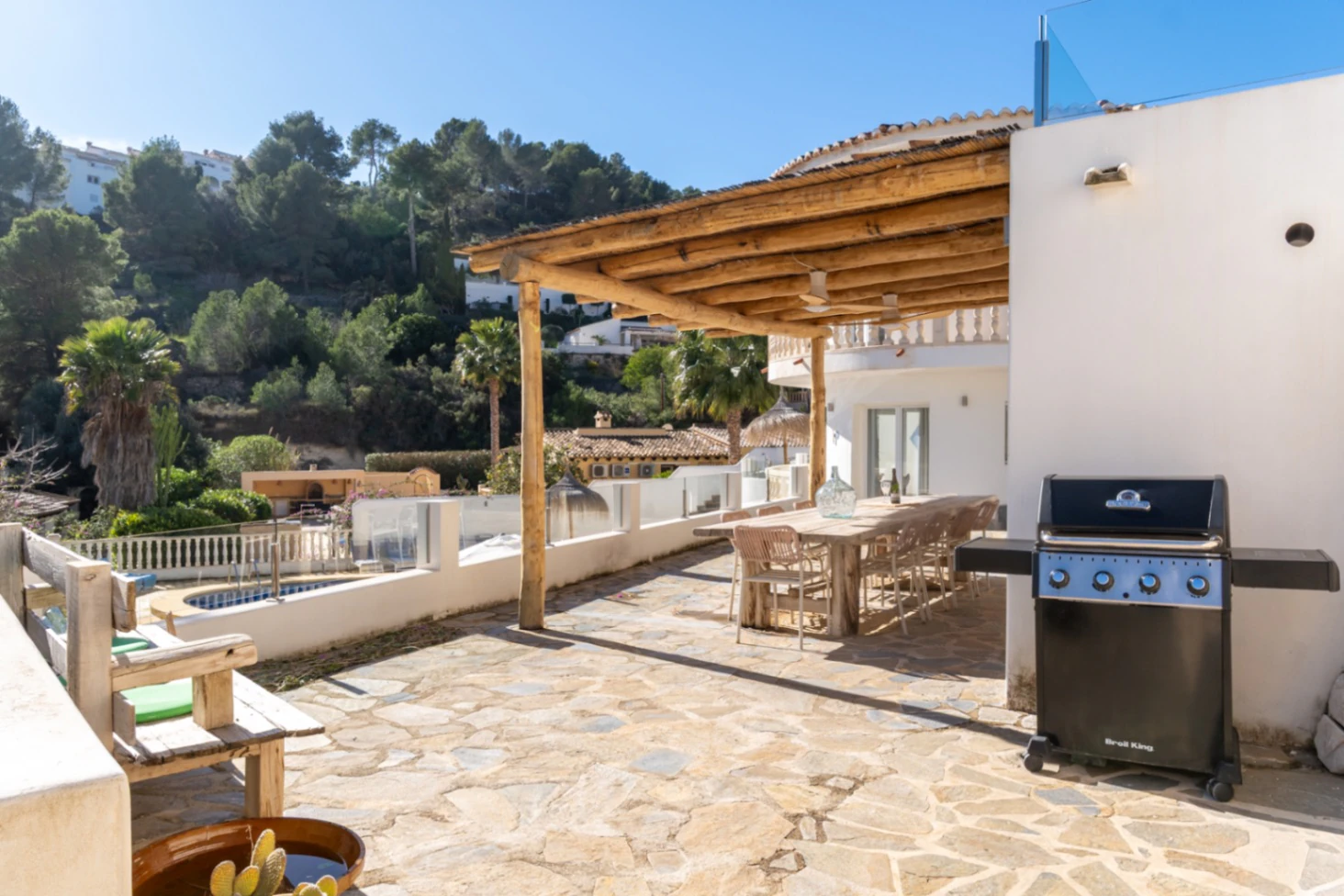 Prachtige, ruime villa met zeezicht te koop in Benimeit, Moraira