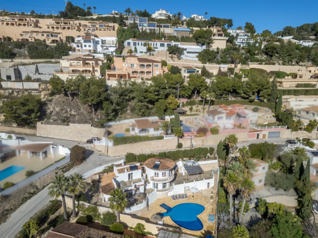 Prachtige, ruime villa met zeezicht te koop in Benimeit, Moraira
