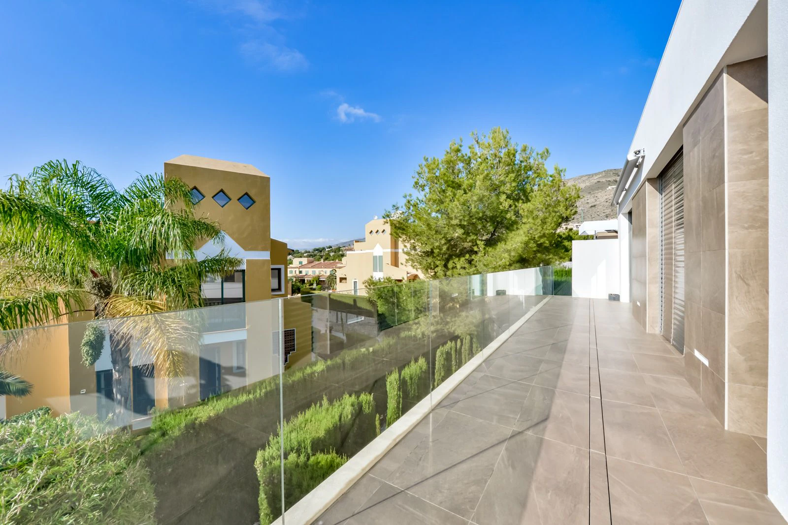Moderne luxe villa in Sierra Cortina met een groot perceel