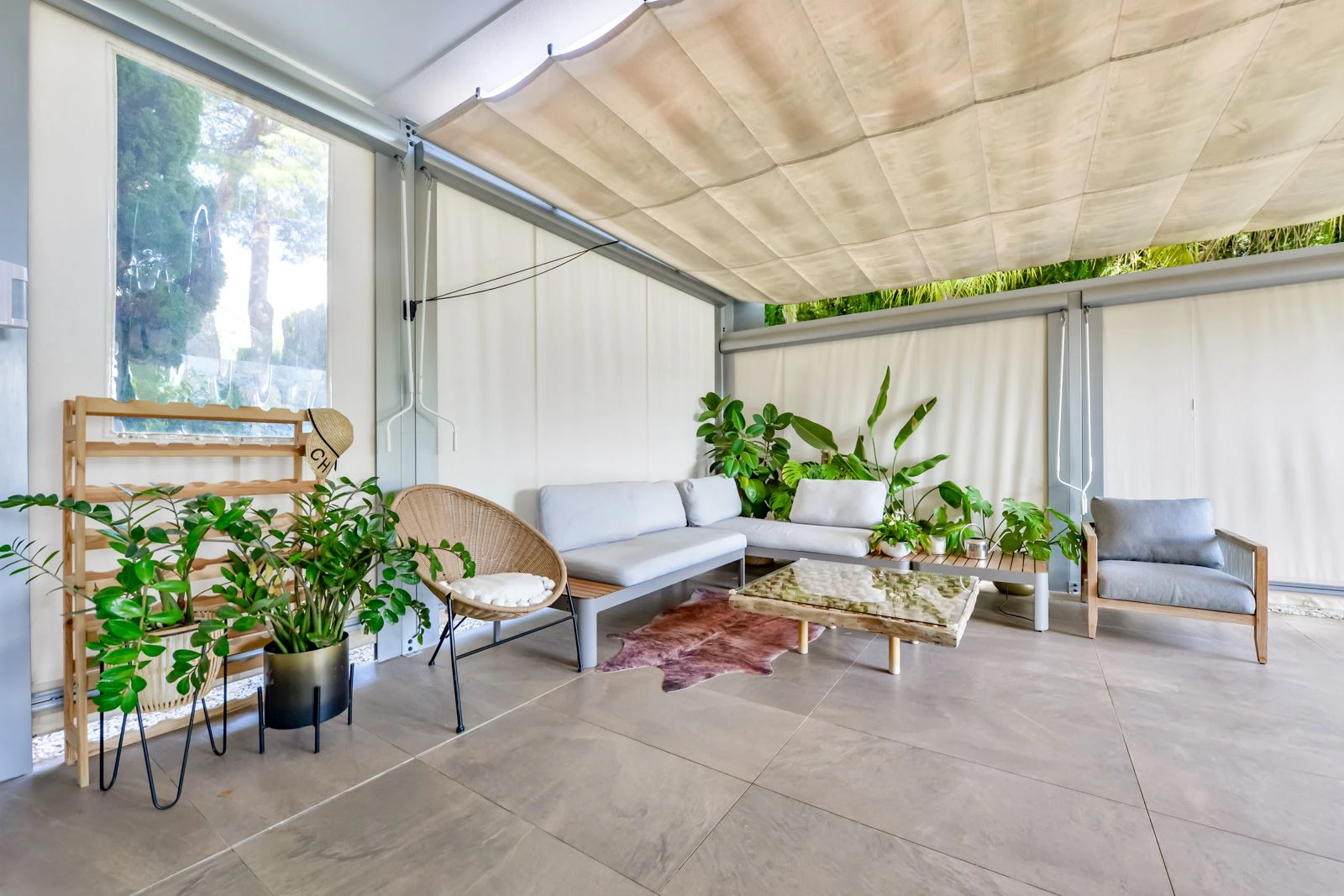 Moderne luxe villa in Sierra Cortina met een groot perceel