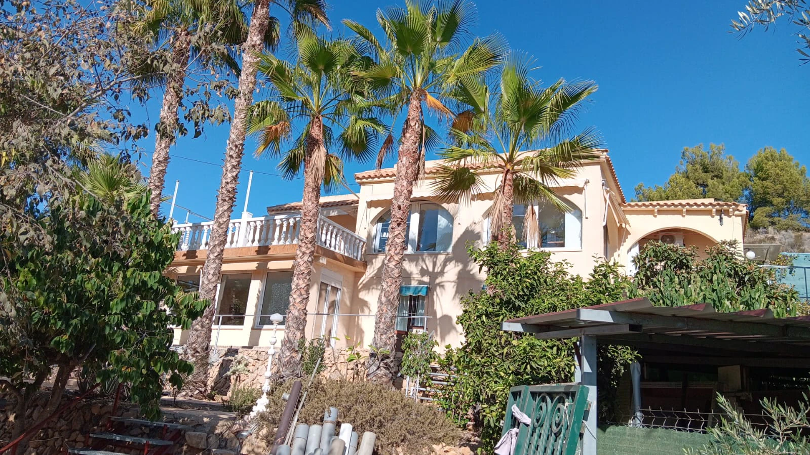 Villa in La Nucia met groot stuk grond.