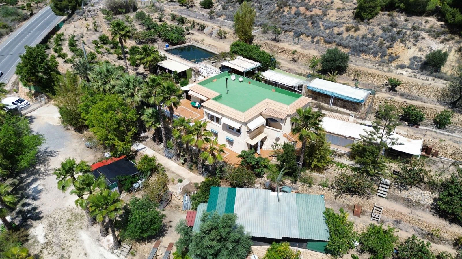 Villa in La Nucia met groot stuk grond.