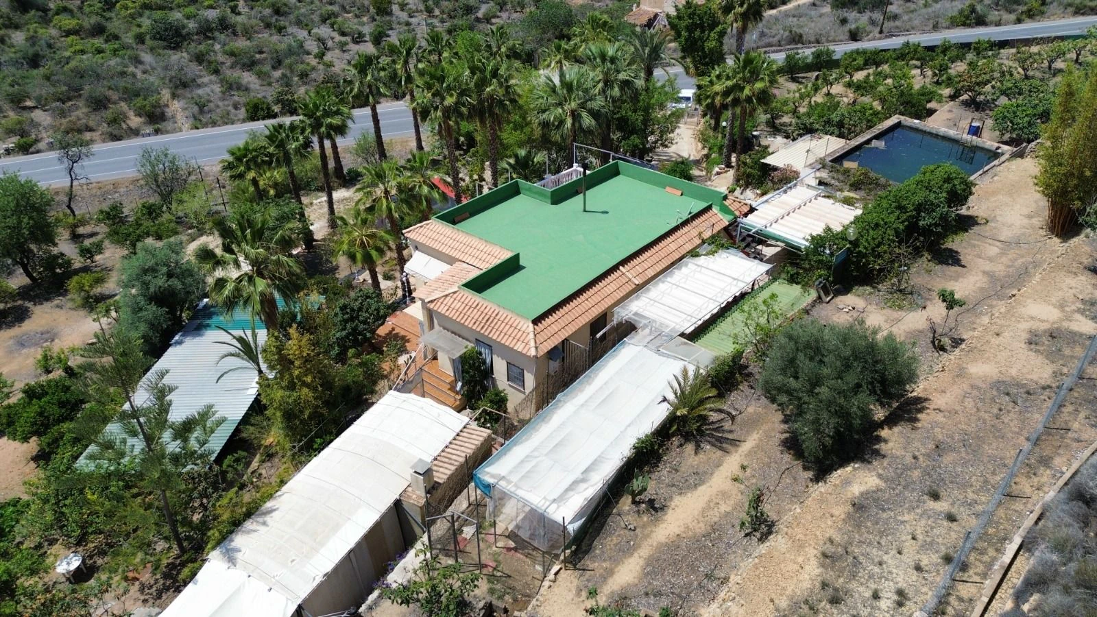 Villa in La Nucia met groot stuk grond.