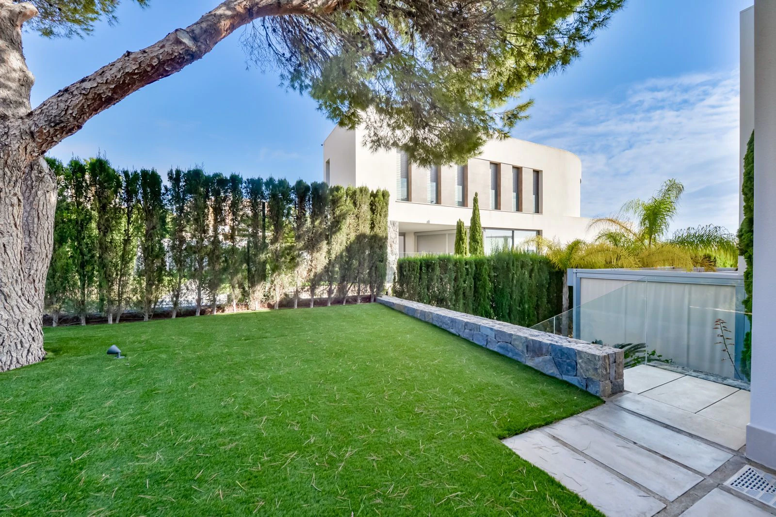 Moderne luxe villa in Sierra Cortina met een groot perceel