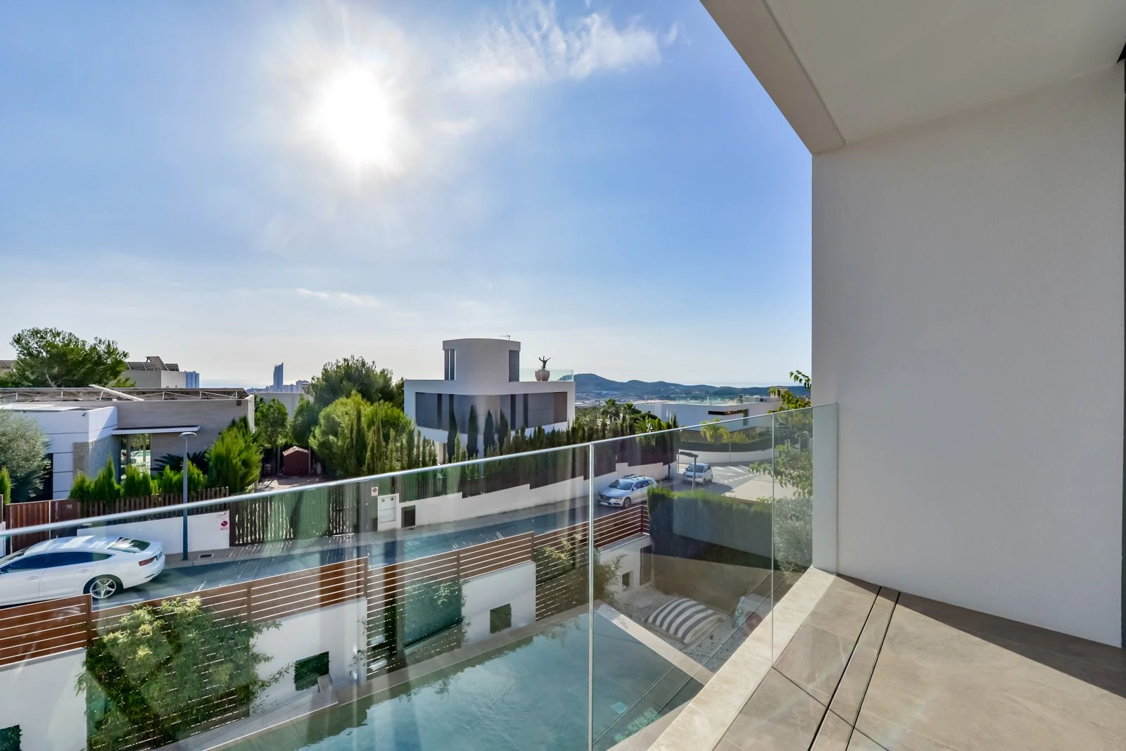 Moderne luxe villa in Sierra Cortina met een groot perceel
